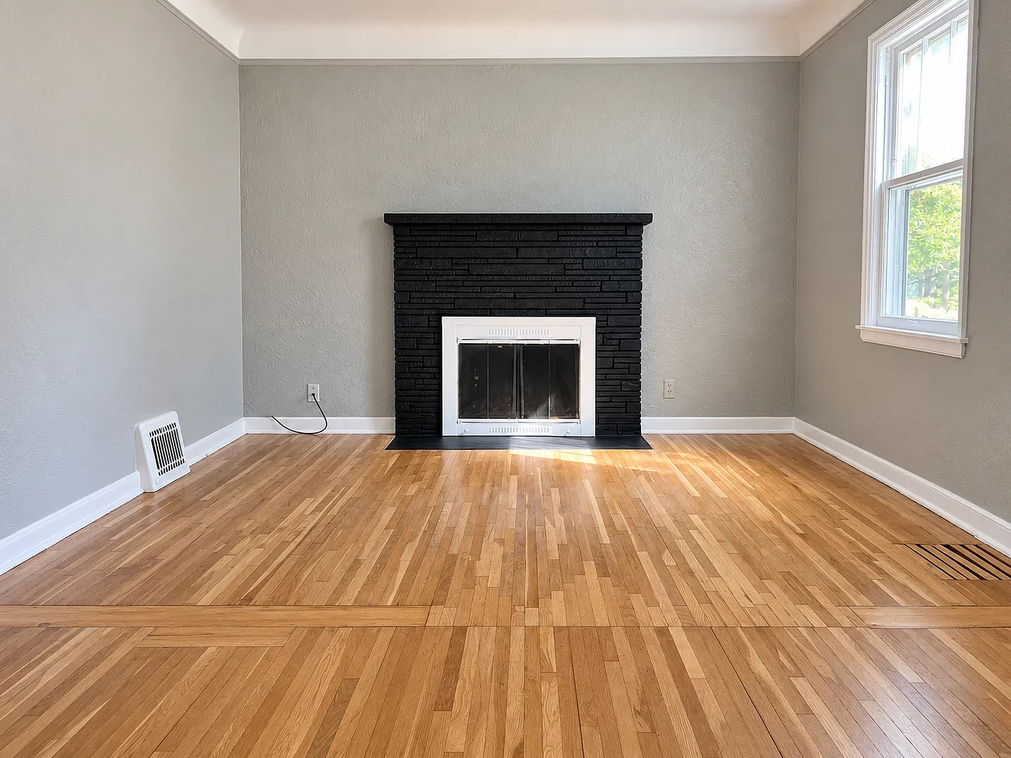 Wonderful 3 Bedroom 1 Bathroom Home in Minneapolis! — Photo 2