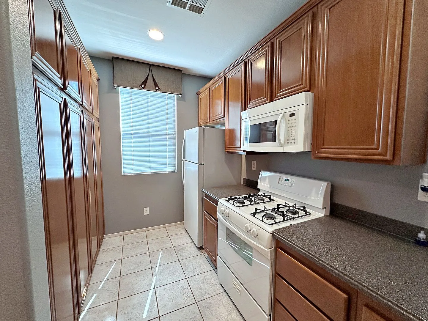 Spacious 3-Bedroom Home in Gated Community with Pool & Private Backyard — Photo 4