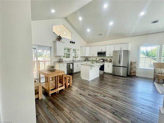 3rd image of 177 Linda Carol Ave