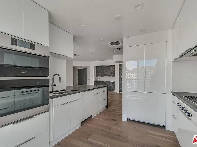10490 Wilshire Blvd #1102 — Photo 1