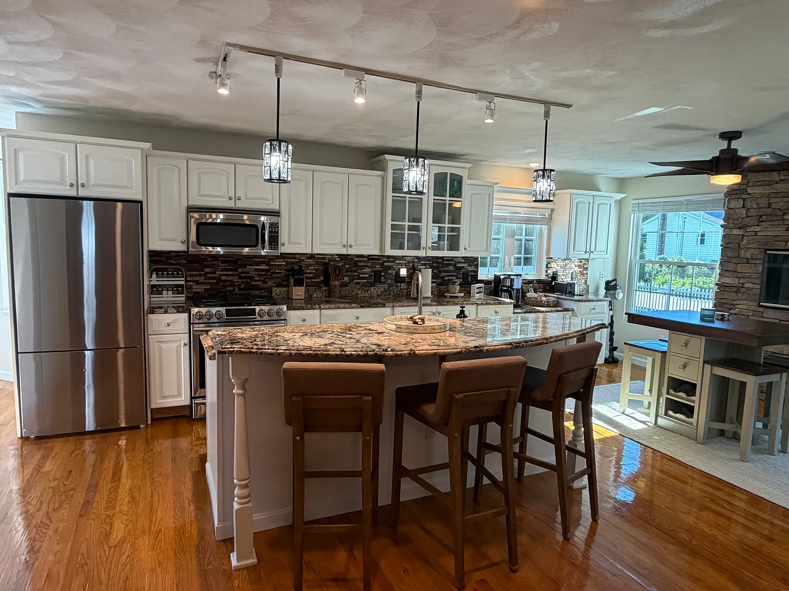 4 bed, 2.5 bath, 3626 sqft, $6,500 — Photo 3