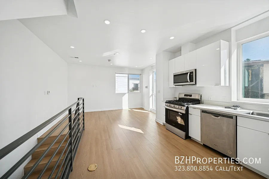 Building Photo - 4523 1/2 Saint Elmo Dr