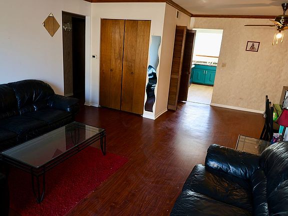 2nd image of 916 S Plum Grove Rd APT 223