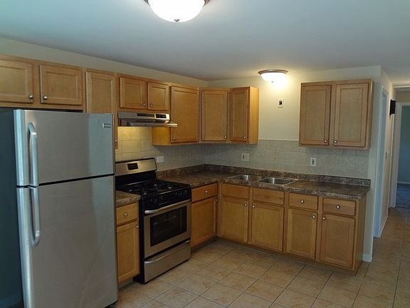 3rd image of 126 Forest Glen Dr