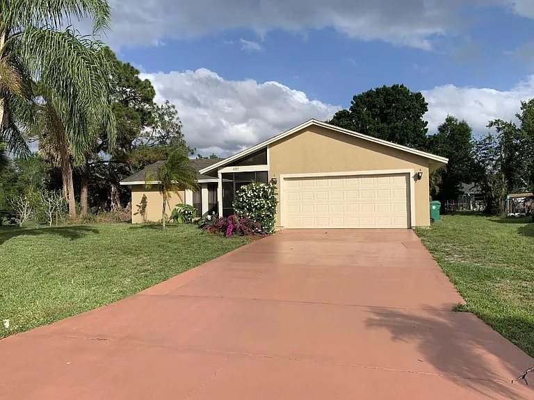 2265 SW Edison Cir — Photo 1