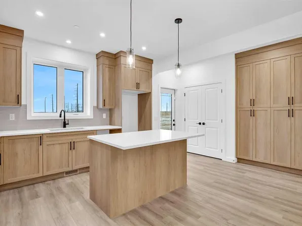 45 N Hotchkiss Gdns SE, Calgary, AB T3S 0T6