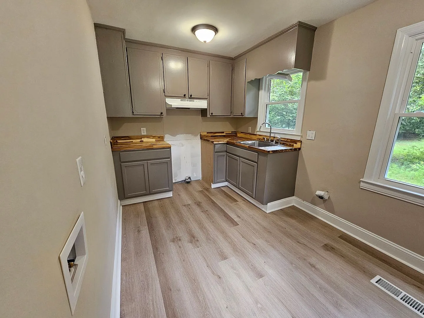 Nice three bedroom one bath — Photo 2