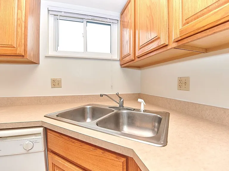 Pineview Apartments — Photo 24