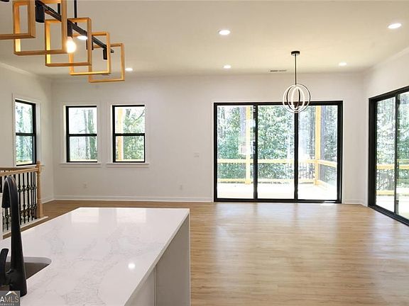 3rd image of 489 Lee Rd