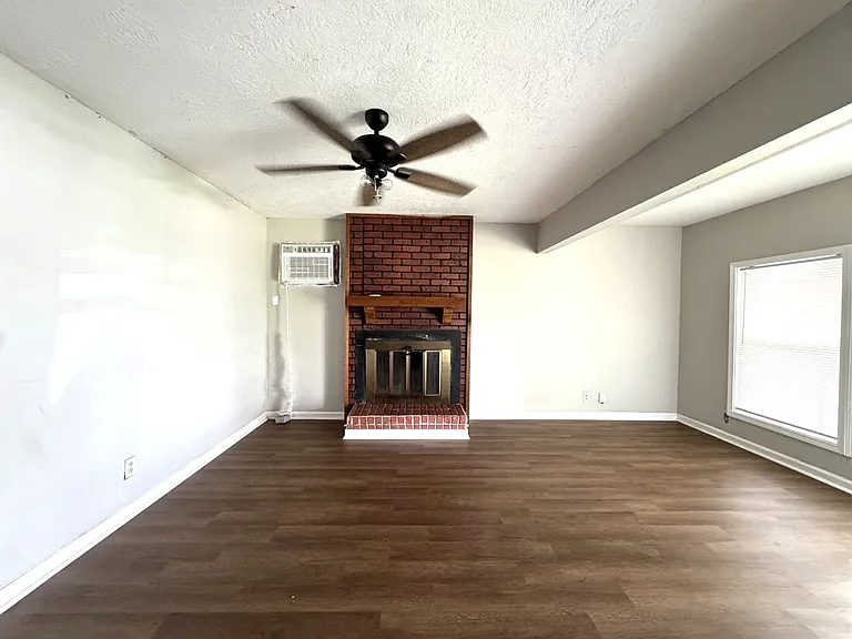 3605 Center St — Photo 3