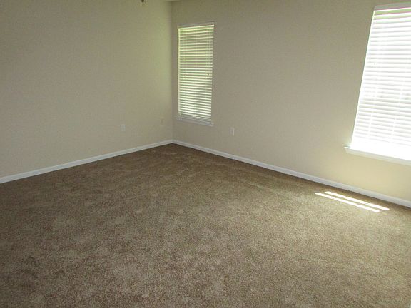 4th image of 4325 Sandy Springs Dr
