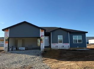 135 Maverick Dr, Mount Vernon, MO 65712