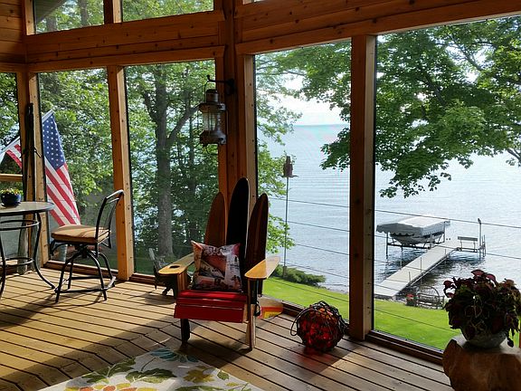 Large screened porch!
