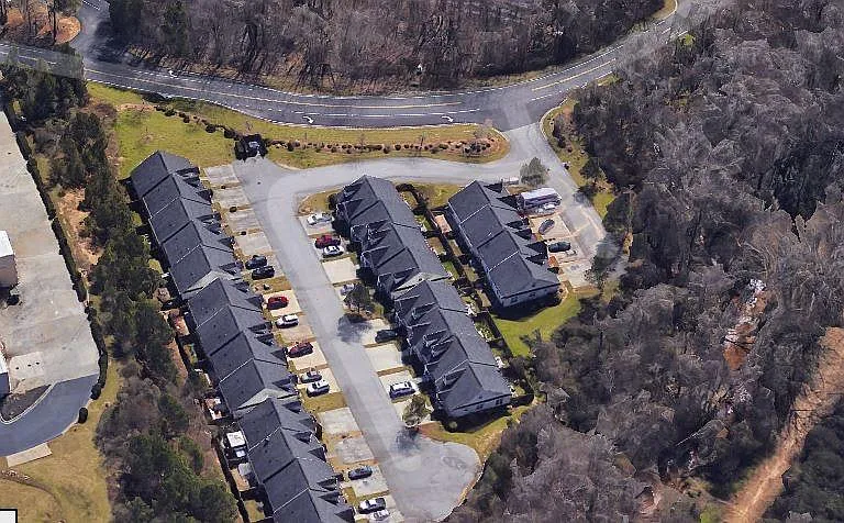 211 Brook Ct — Photo 2