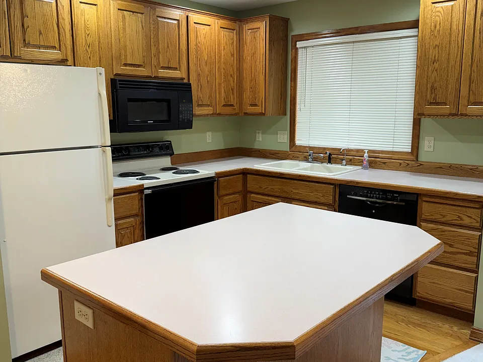 4876 Lakes Edge Pl