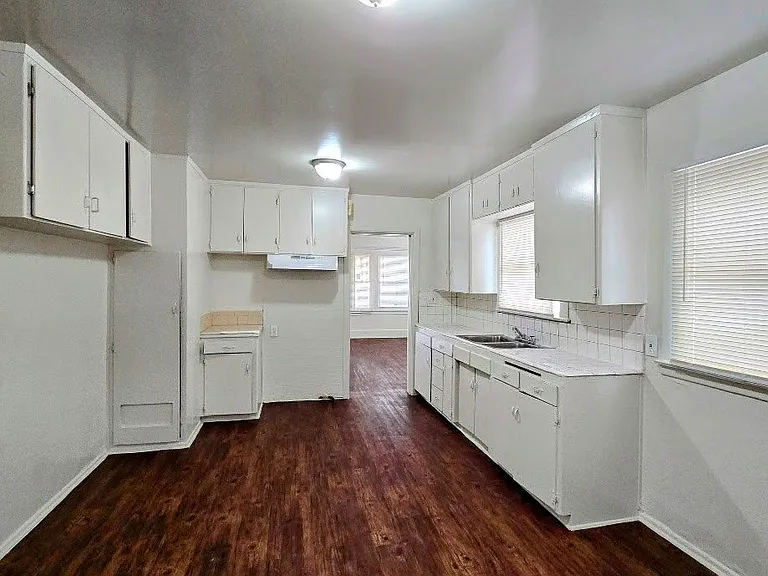 2424 E Hedges Ave — Photo 3