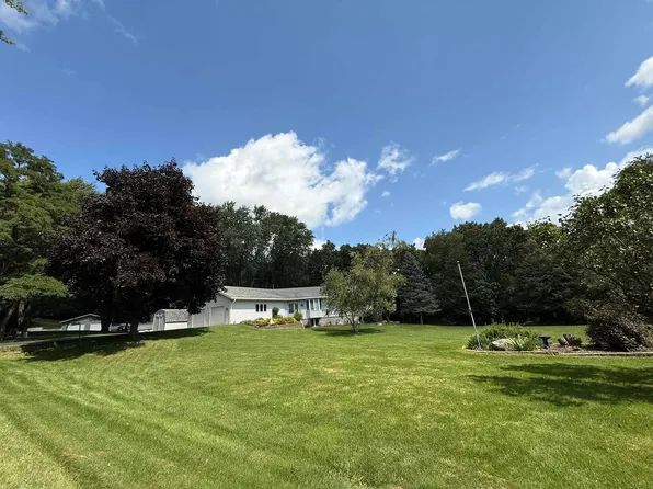 W7096 Oak Ridge Ct, Poynette, WI 53955