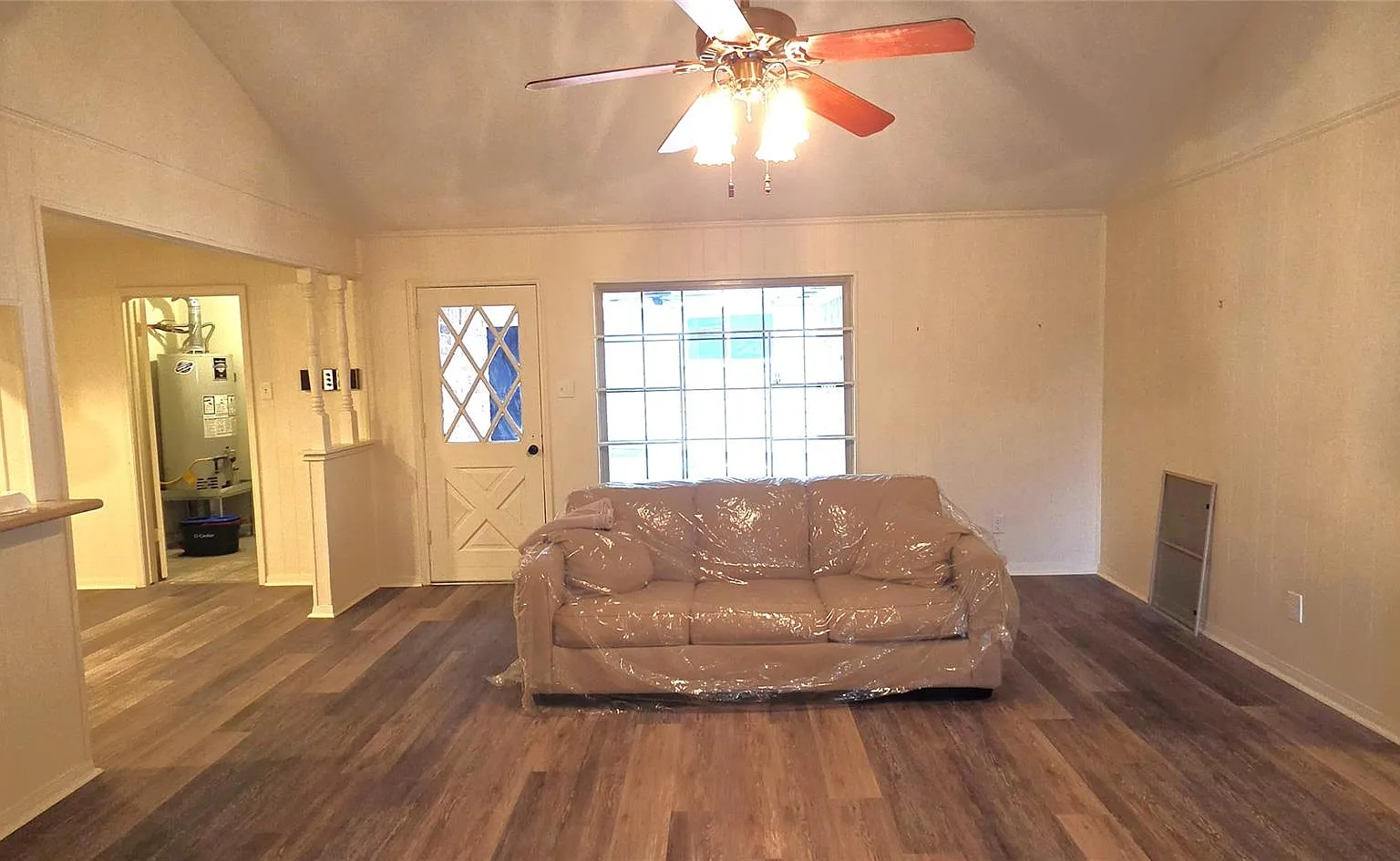 3 bed, 2.0 bath, 1850 sqft, $2,300 — Photo 3