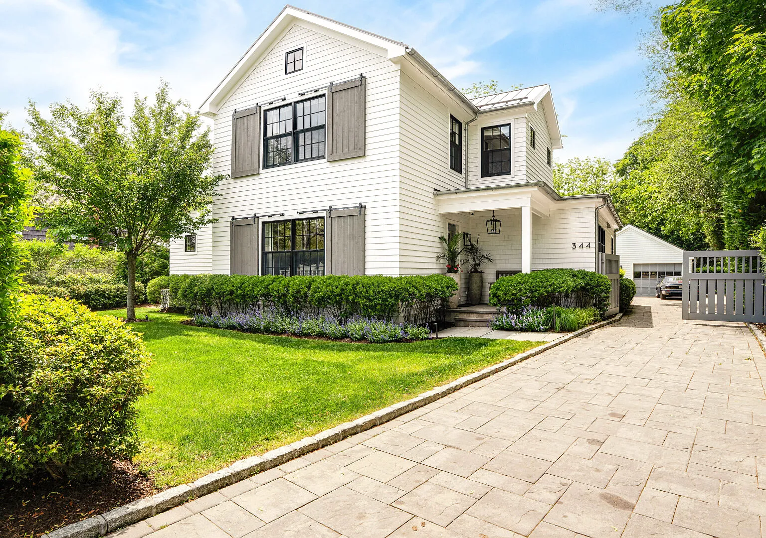 Luxury Sag Harbor Retreat w Pool, Pool House & Chic Interiors — Photo 4