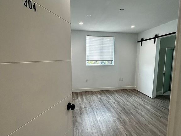 2nd image of 1528 1/2 W 36th Pl #304