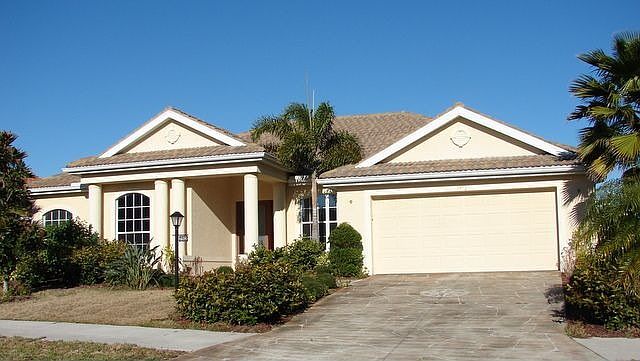 Lake view over 3160 sqft