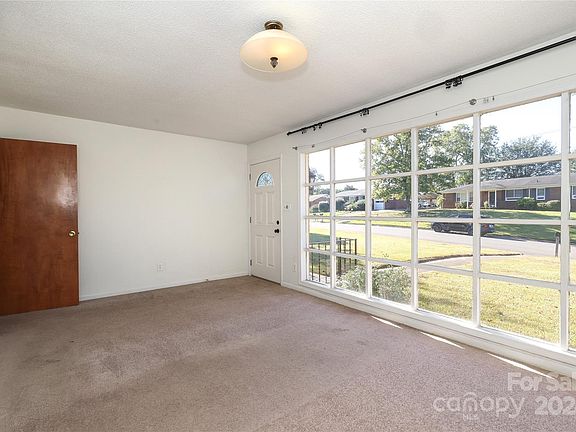 5th image of 1236 Landsdowne Dr