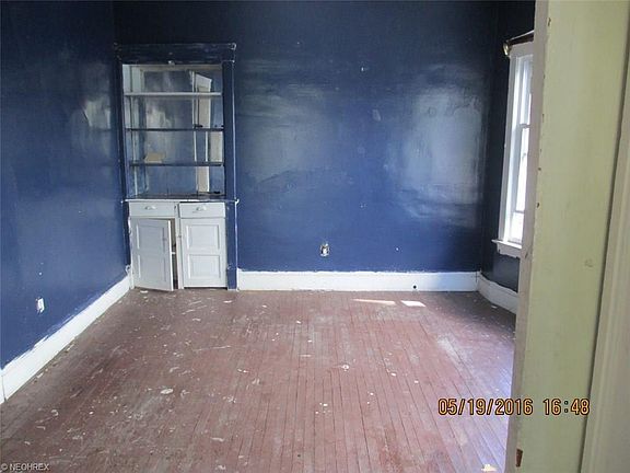 3rd image of 10527 Elgin Ave