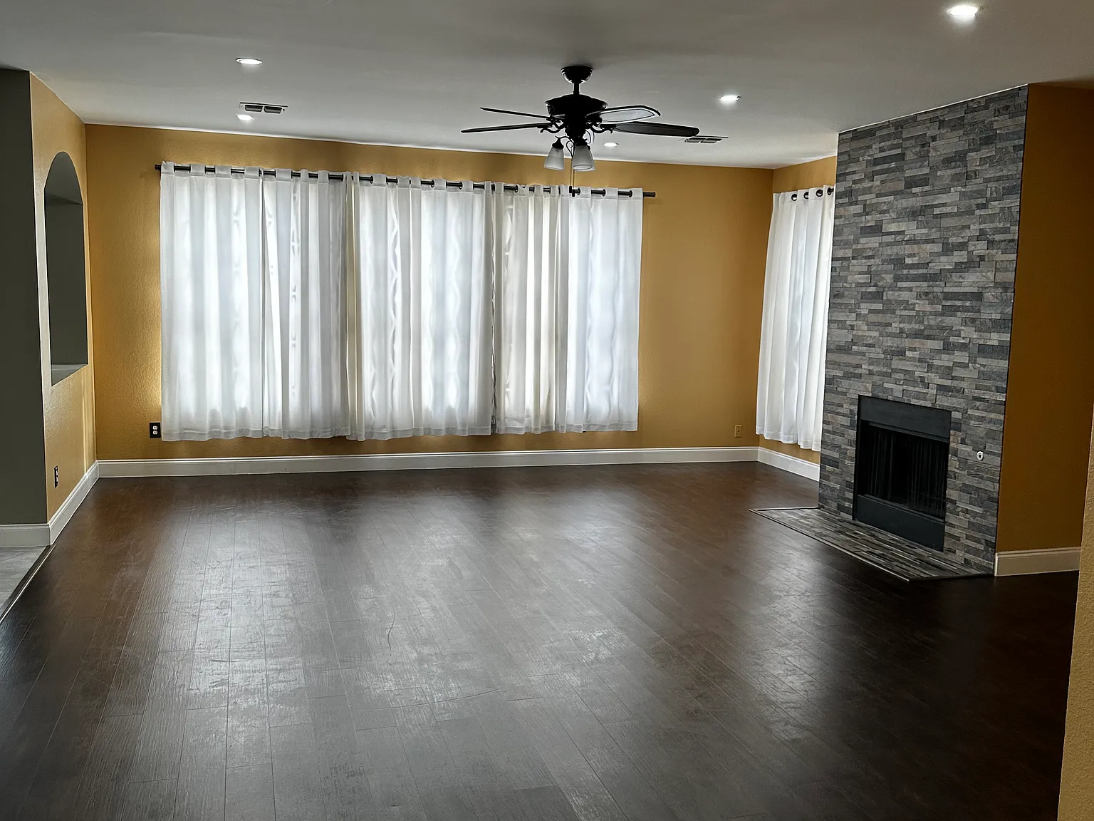 5 bed, 3843 sqft, $3,750 — Photo 2