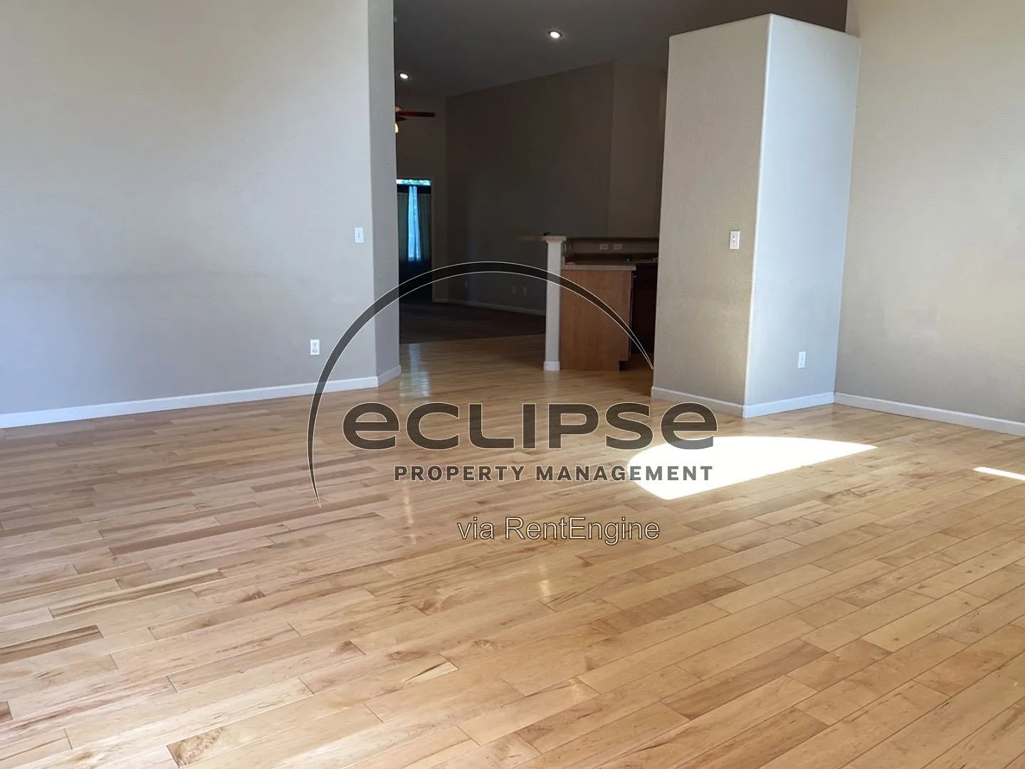 3 bed, 2.0 bath, 1810 sqft, $2,000 — Photo 2