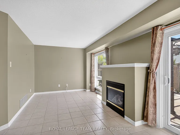 32 Riverstone Dr N — Photo 21