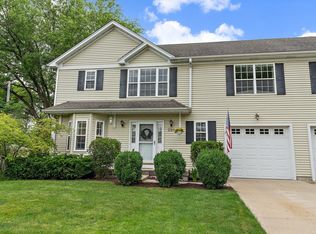 220 N 3rd St, Elburn, IL 60119