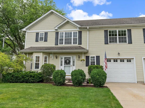 220 N 3rd St, Elburn, IL 60119