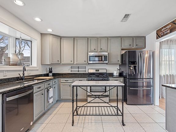 5th image of 905 E Villa Dr