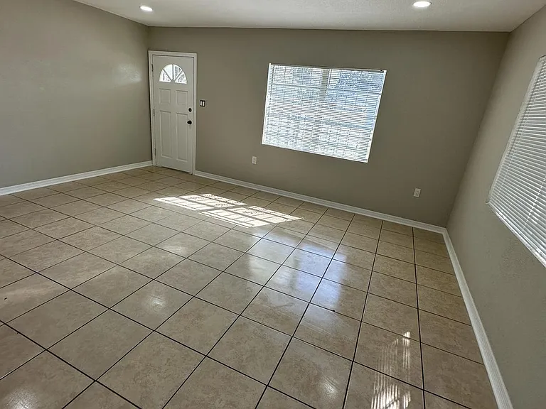 3120 E Columbus Dr — Photo 4