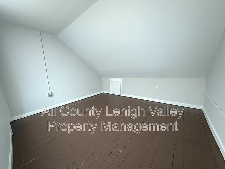 339 W Lincoln St — Photo 9