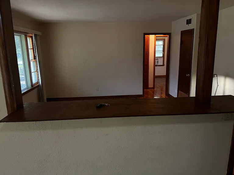 2431 N Poplar Ave — Photo 5