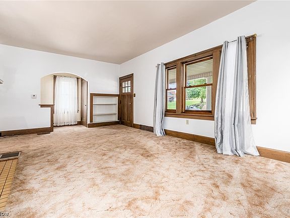 5th image of 842 Lenox Ave