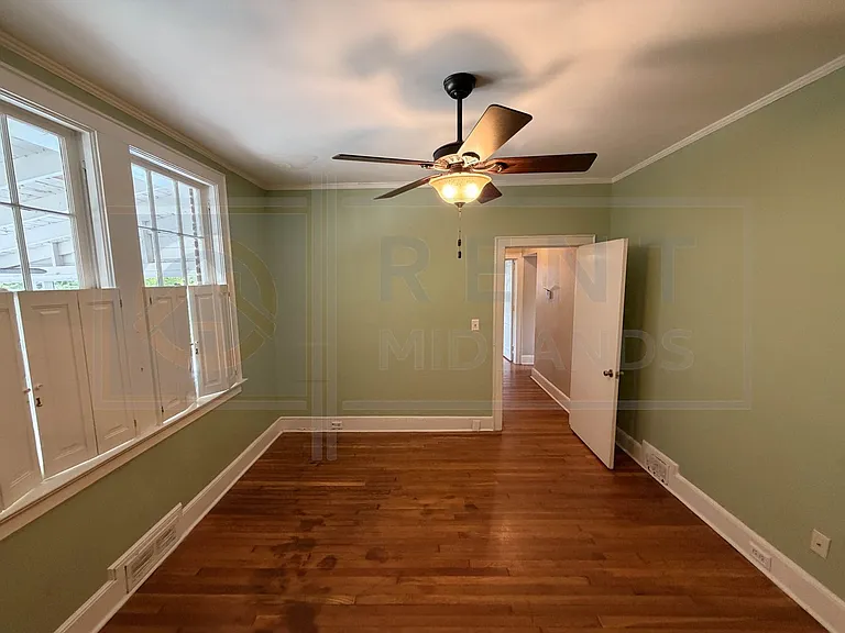 3925 Rosewood Dr — Photo 5