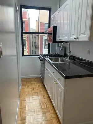 Rented by M.Grossman R.E. Management | media 10