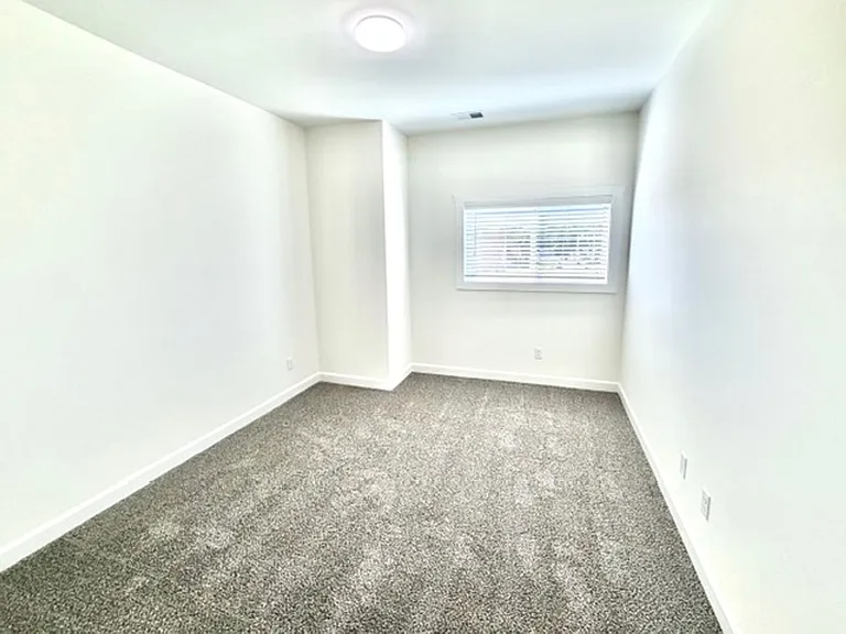 4877 Chatelet Dr — Photo 13