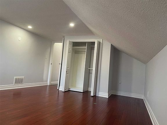 5th image of 26 Kenninghall Blvd