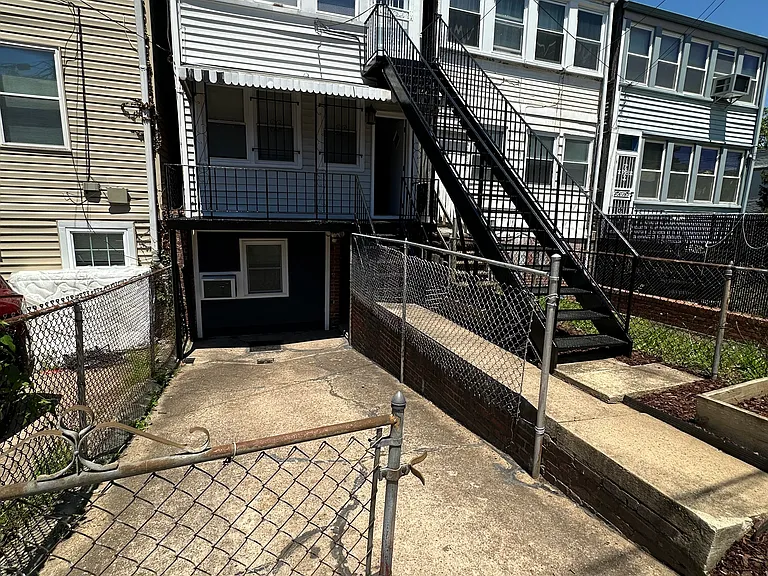 1533 Isherwood St NE — Photo 41