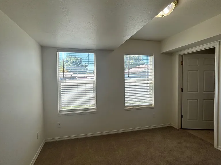 465 Taft — Photo 27
