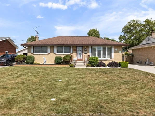 3890 Avon Dr, Windsor, ON N9G 2E3