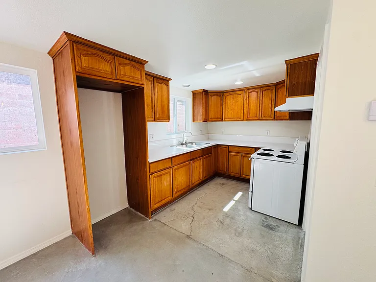 471 1/2 Ellis St — Photo 8