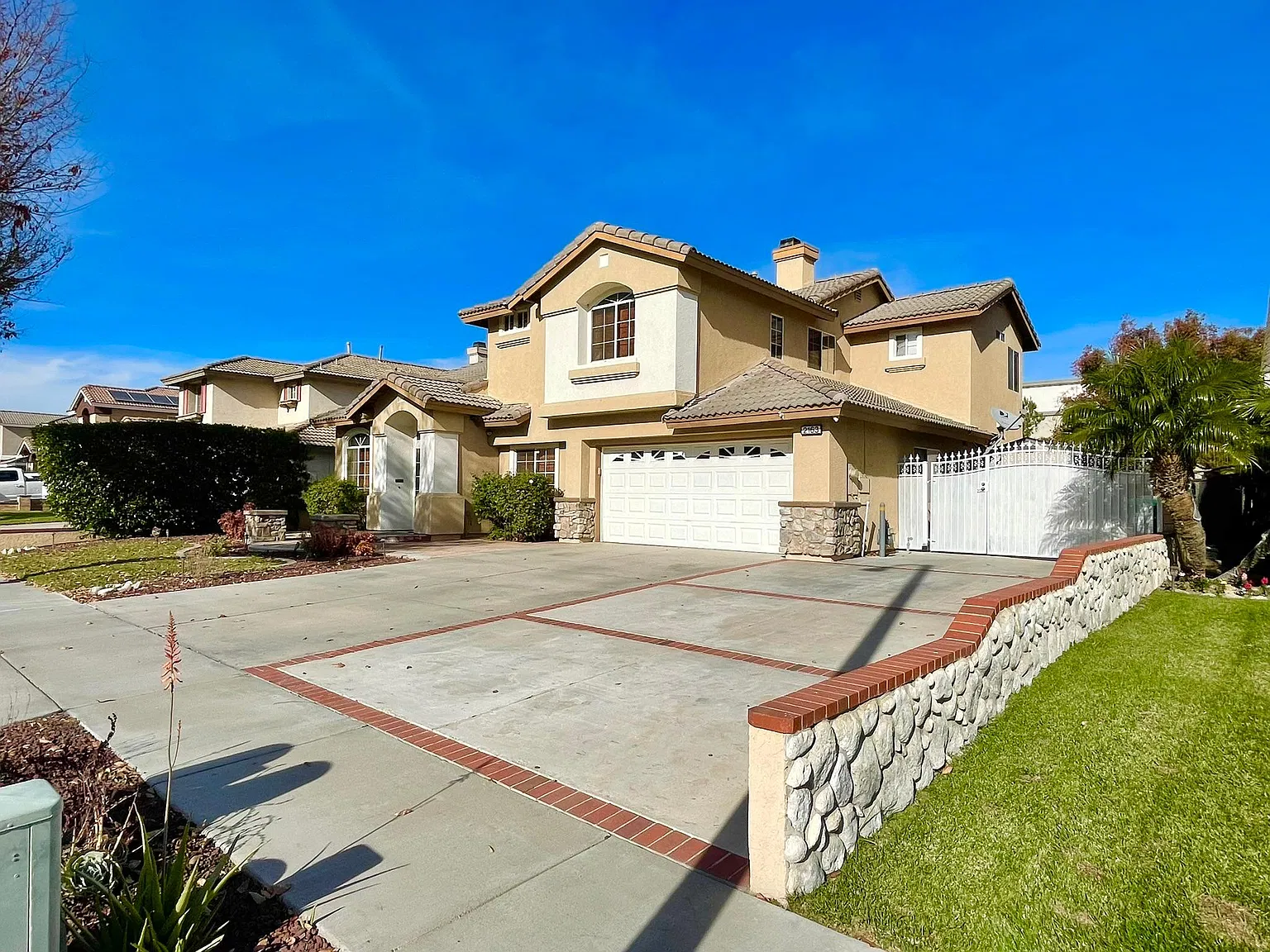 4 bed, 2409 sqft, $3,950 — Photo 2