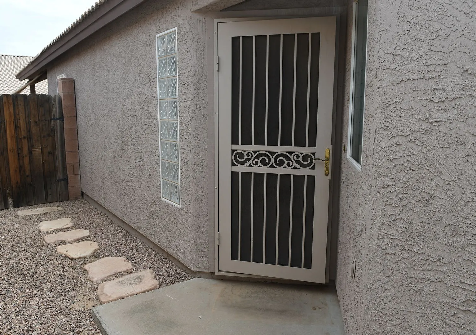 Ideal 3 Br 2 Ba 2 Car Garage Home with SOLAR Near 202 Bypass and 40th St in Phoenix — Photo 2
