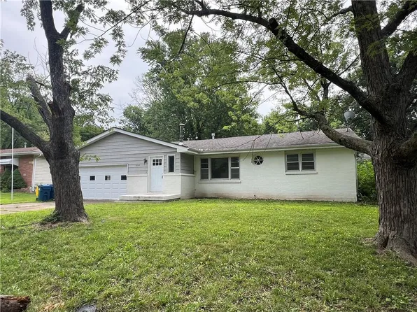 1237 Old Manor Rd, Liberty, MO 64068