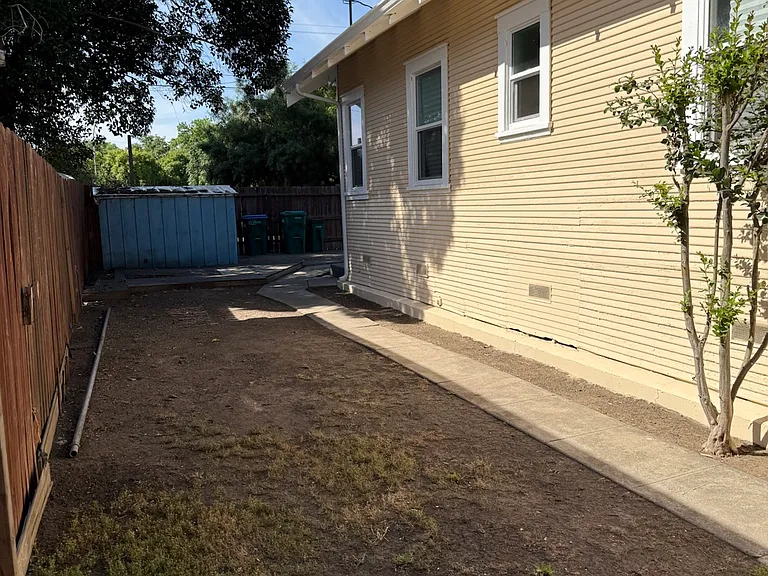 2133 E Washington St — Photo 12