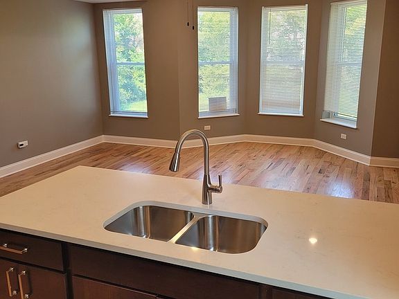 4th image of 523 W 65th Pl